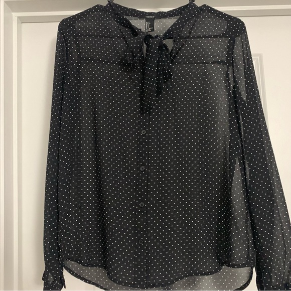 Forever 21–Black & White polka dot button up blouse with tie collar. Size S - Picture 2 of 13